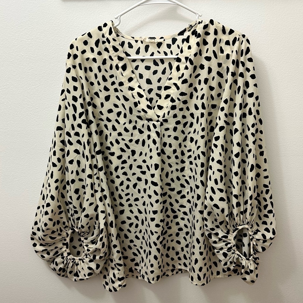 Entro Black and white top size medium